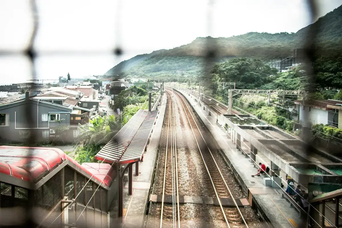 台灣車站月台與列車的旅運場景，呈現國慶連假大眾運輸示意