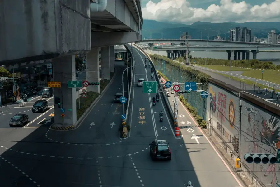 國道高架橋上車流回堵的空拍畫面