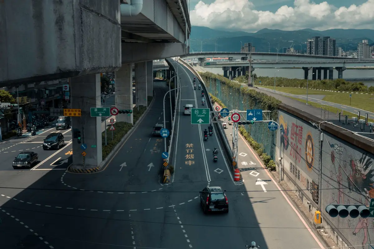 國道高架橋上車流回堵的空拍畫面