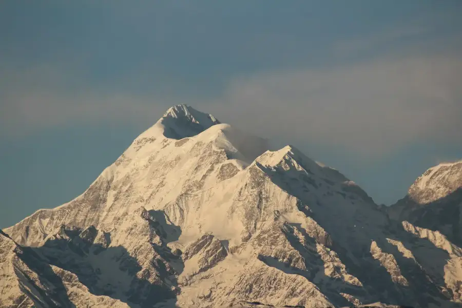 喜馬拉雅山區雪地山景示意圖