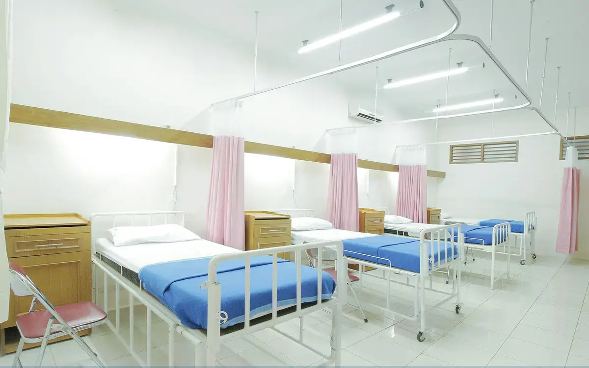 醫院病房裡排列的病床，呈現健保病房住院費用的示意（示意圖）