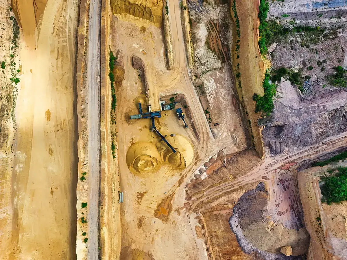 非洲露天採礦場的挖土機與礦石堆