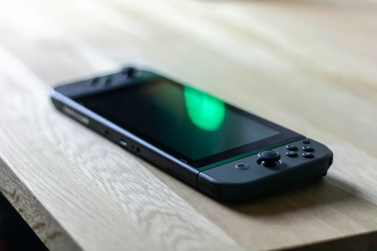 客廳桌上的Nintendo Switch主機與兩支控制器，象徵家庭會員方案