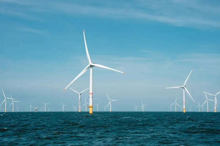 海上離岸風力發電機組與電力設施，示意離岸風機運轉安全