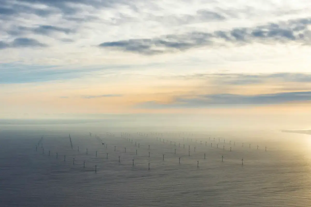 海面上離岸風力發電機組群，象徵離岸風電區塊開發第三期