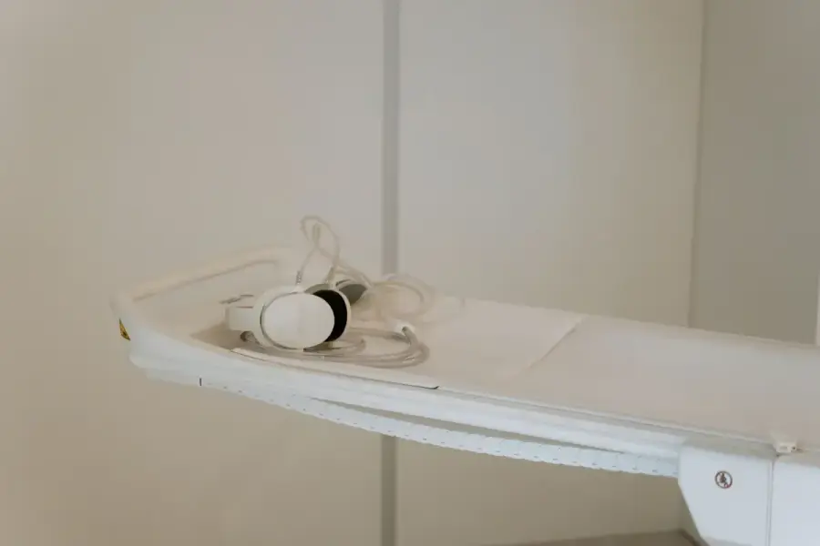 醫療院所內的雙能量X光骨密度檢查儀，骨質疏鬆檢查情境示意