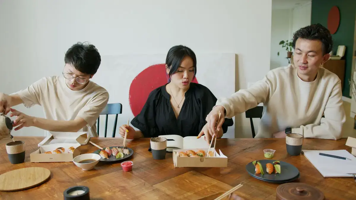餐桌上的外帶便當與食品安全檢查情境示意圖