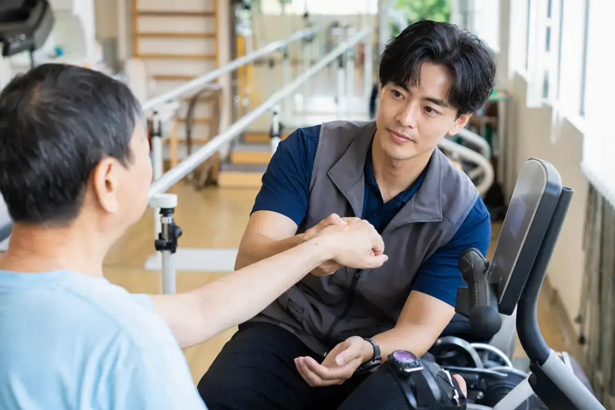 心肺復健區的跑步機、腳踏車與平衡訓練器材，呈現物理治療走進心血管與中風復能場景（示意圖）