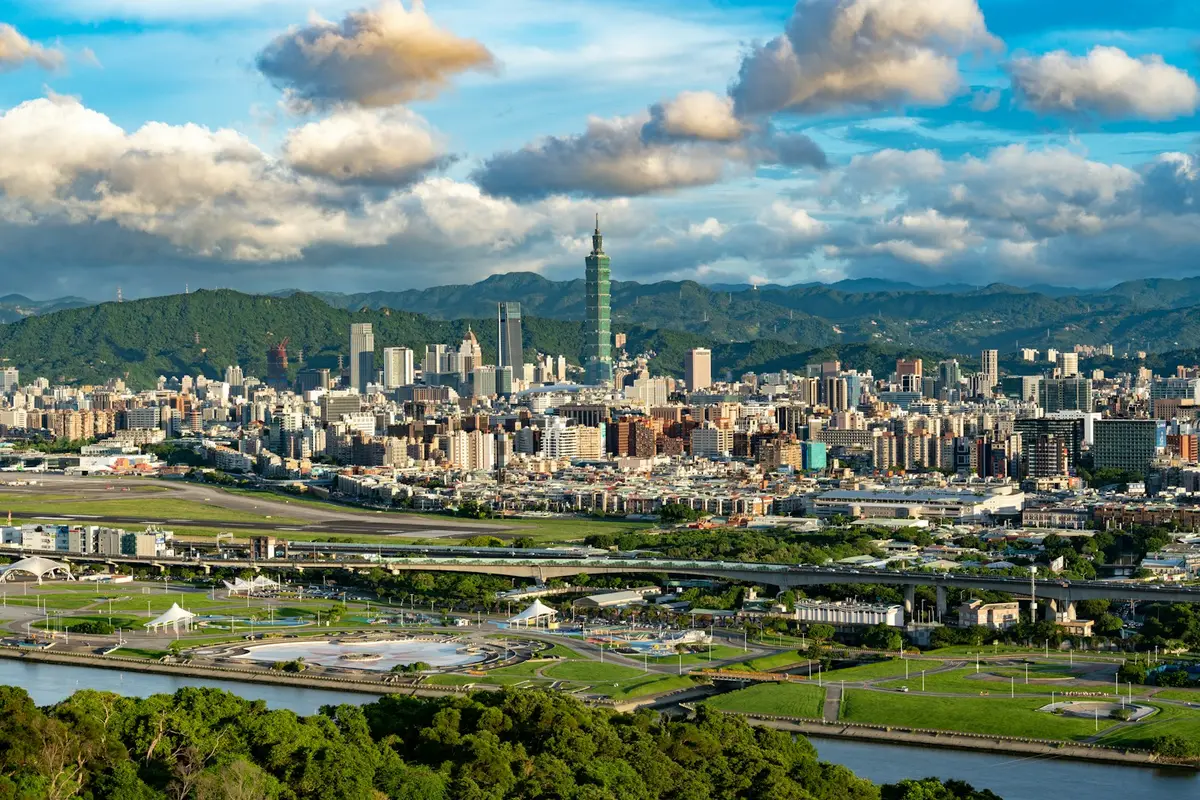 城市天際線與空氣品質監測示意