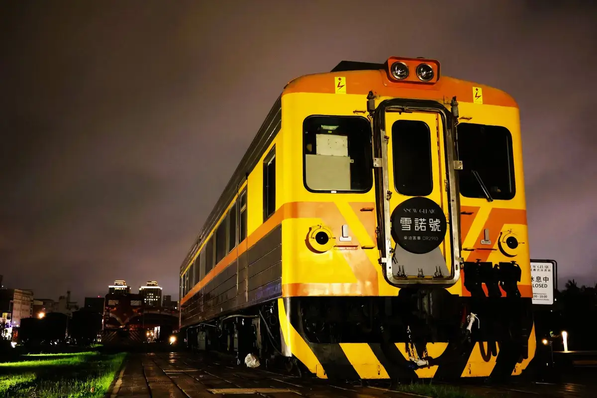 夜間停靠月台的台鐵列車，作為主題列車旅遊示意圖