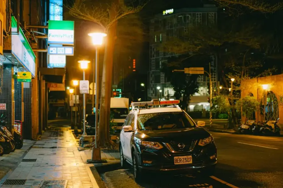 街頭巡邏的警車示意圖