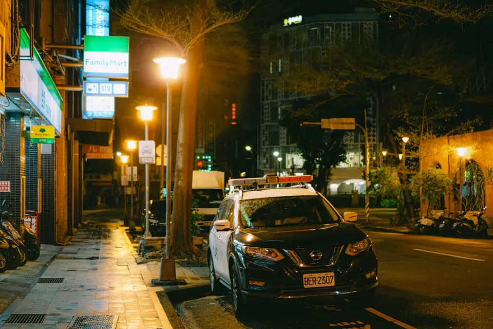 街頭巡邏的警車示意圖