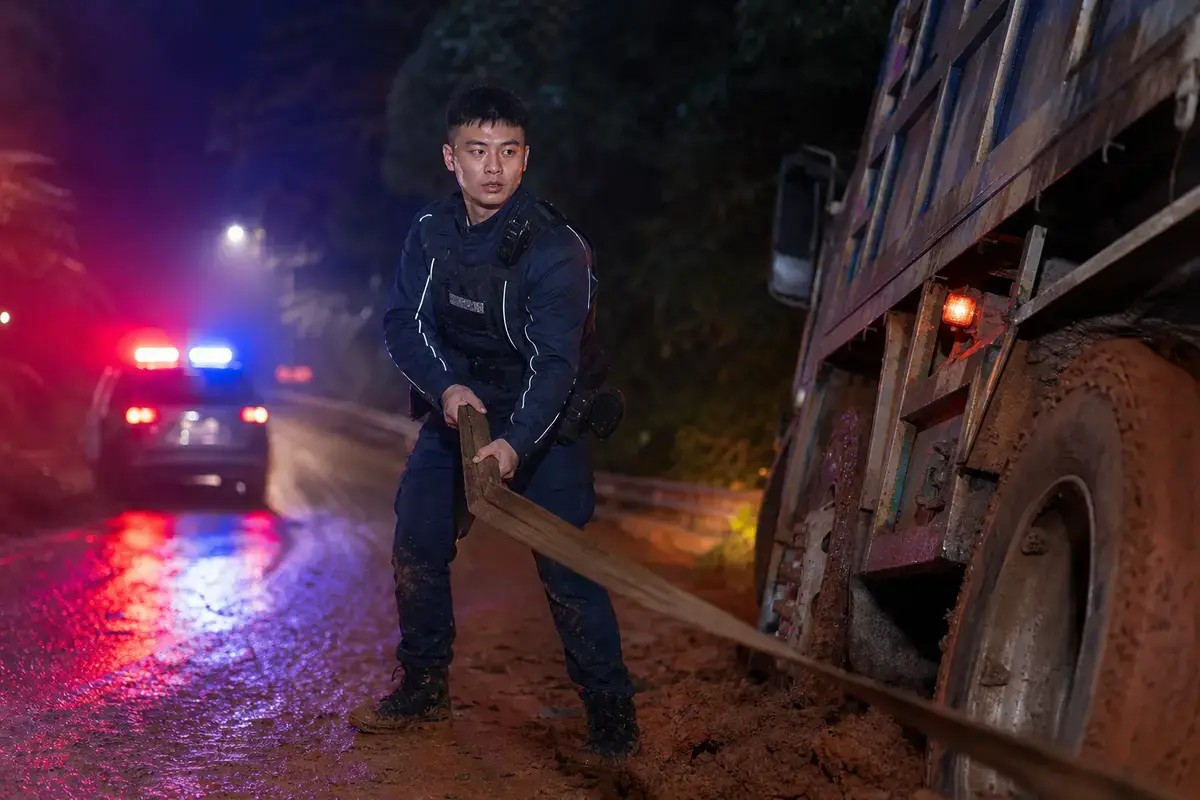 夜間巡邏的警車示意圖