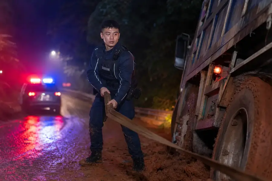 夜間巡邏的警車示意圖