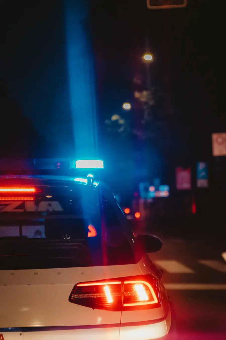 夜間巡邏的警車示意圖