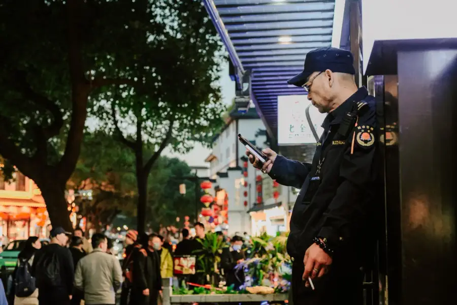 警員在街頭協助民眾示意圖