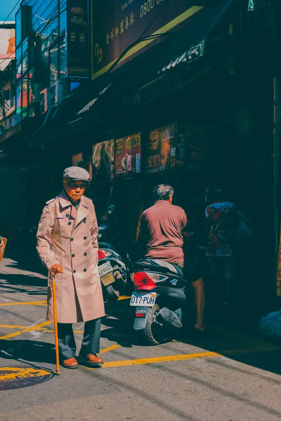 警員在街頭協助民眾示意圖