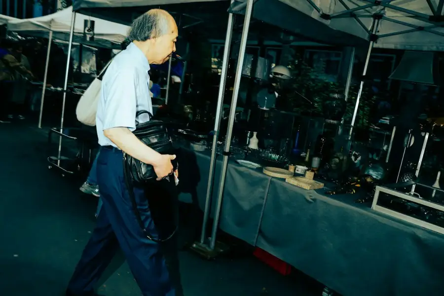 警員在派出所服務台協助民眾核對資料（示意圖）