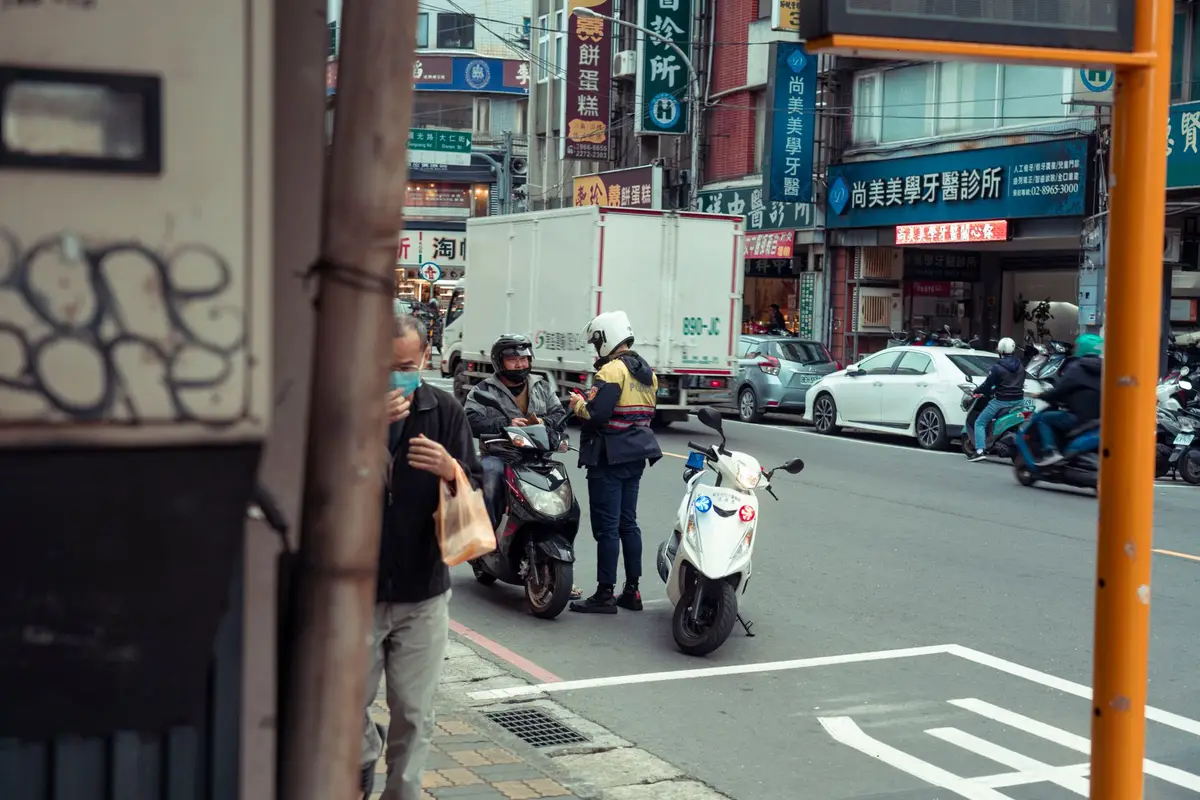 警員在路口協助民眾（示意圖）