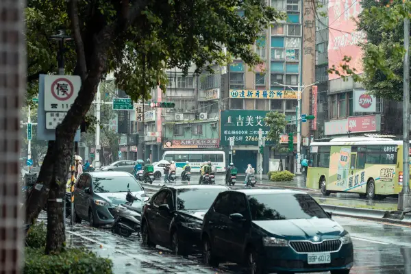 雨天城市路口車流與警車協助情境示意圖