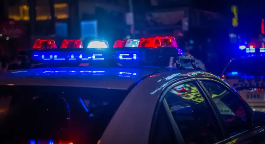 警車停在街道旁，示意警方協助民眾尋回遺失物