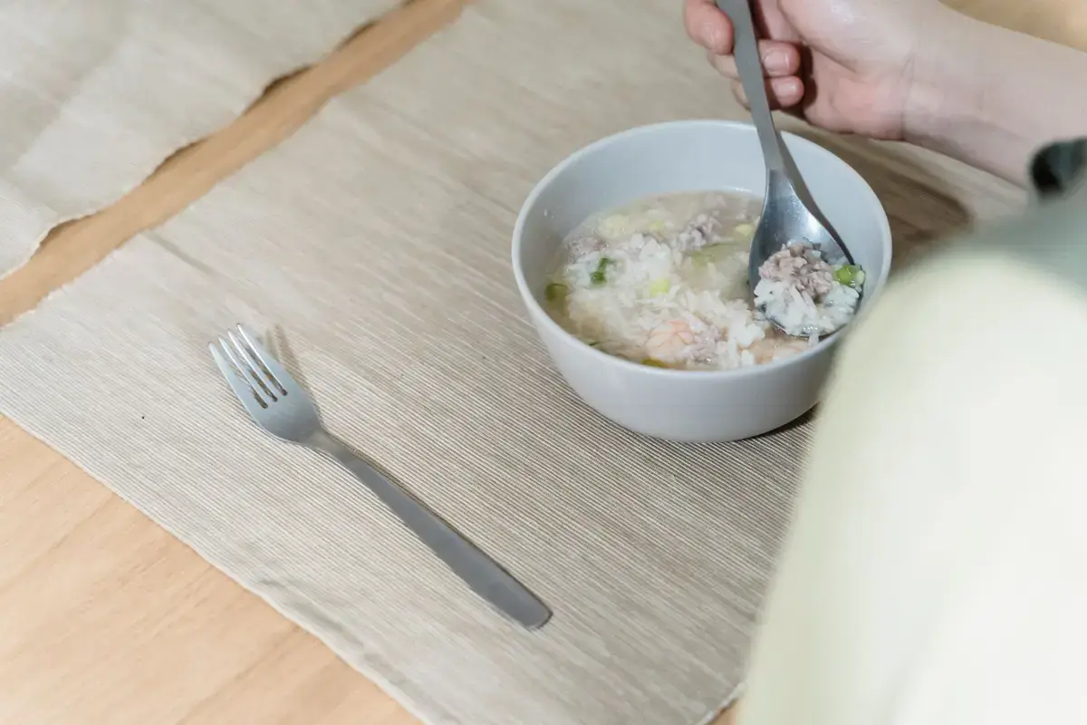 早餐餐桌上的熱粥與白飯，呈現台灣日常米食場景