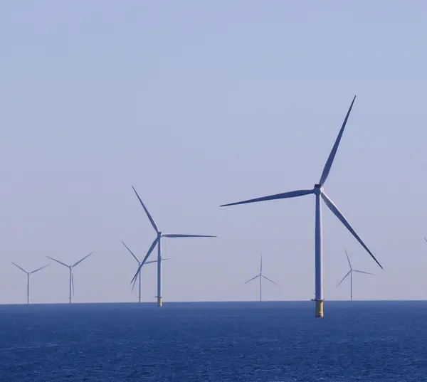 海面上離岸風機群的廣角全景