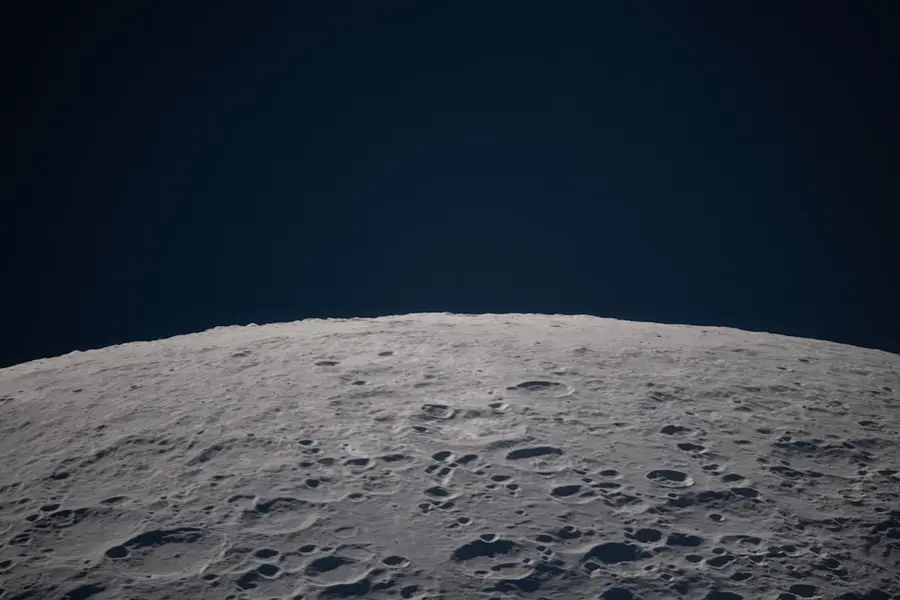 阿提米絲任務期間從獵戶座太空船窗口拍攝的月球地表