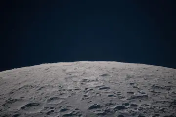 阿提米絲任務期間從獵戶座太空船窗口拍攝的月球地表