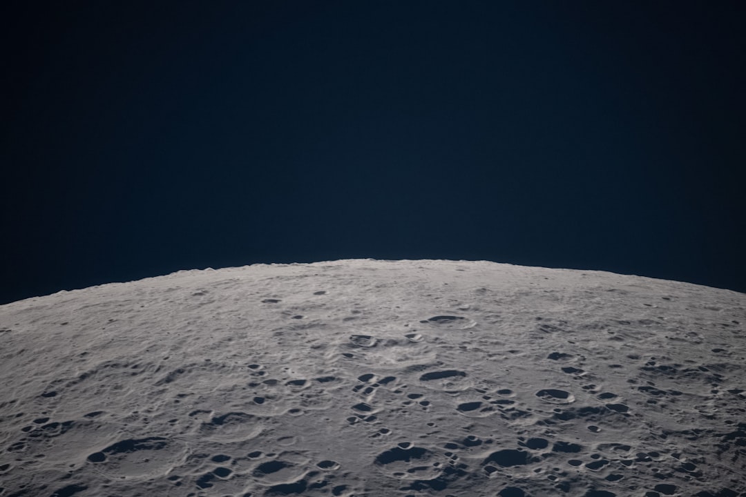阿提米絲任務期間從獵戶座太空船窗口拍攝的月球地表