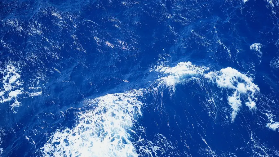 生動藍色海浪與白色浪花的空中動態俯瞰