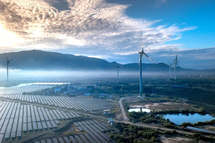 風力發電機與太陽能板並置的再生能源場航拍
