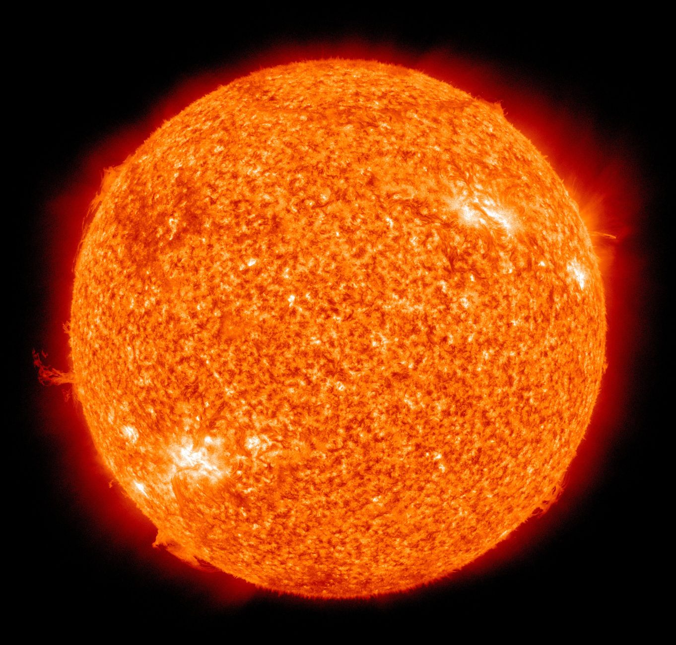 太陽表面火焰紋路與邊緣光暈的詳細影像