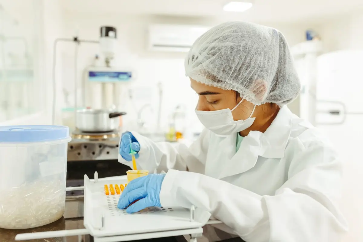 身穿防護設備的科學家在實驗室進行精密實驗