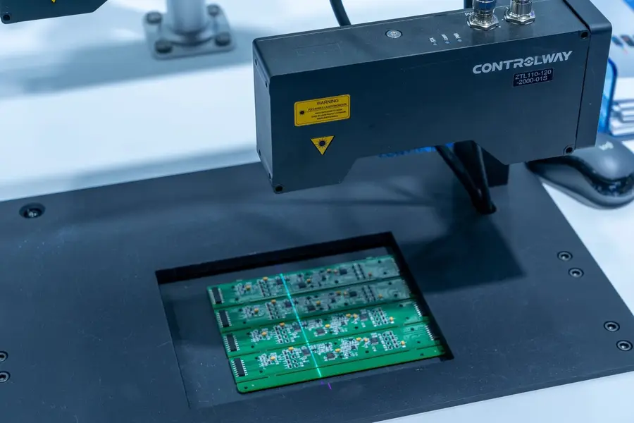 PCB自動光學檢測機台運作中的近距離特寫