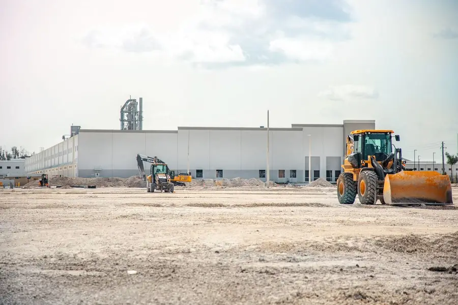 大型工業廠房建設中重型機具作業的工地現場