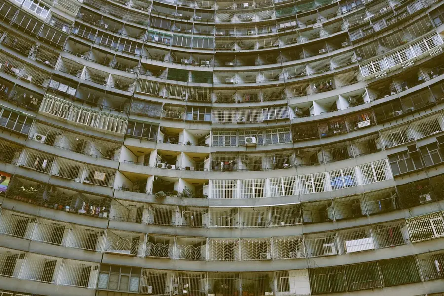 台灣高樓公寓大廈彎弧形立面重複排列的建築細節