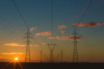 高壓電力輸電塔與電網基礎設施，象徵台灣能源政策與電網韌性議題（示意圖）