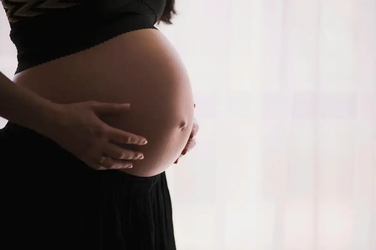 孕婦雙手扶著腹部的示意畫面