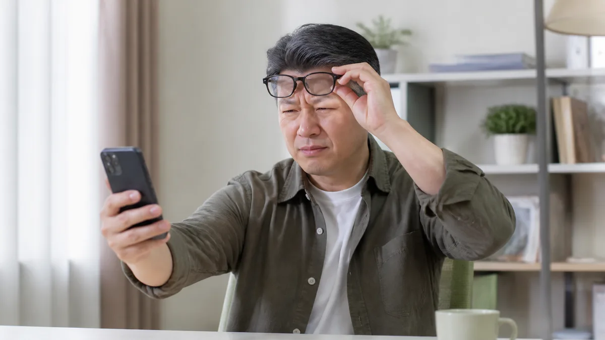 中年人把手機拿遠一點看、老花眼示意