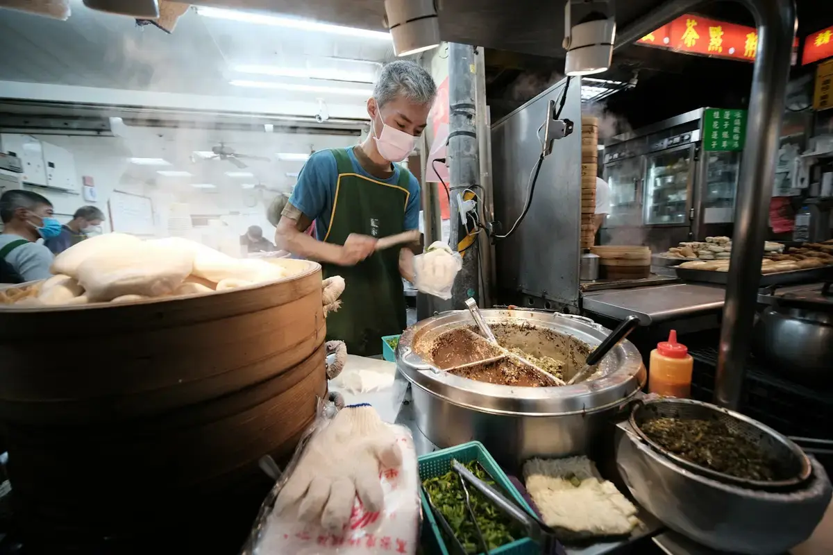 餐桌上的台灣滷肉飯與傳統小吃，作為餐廳價格整理示意