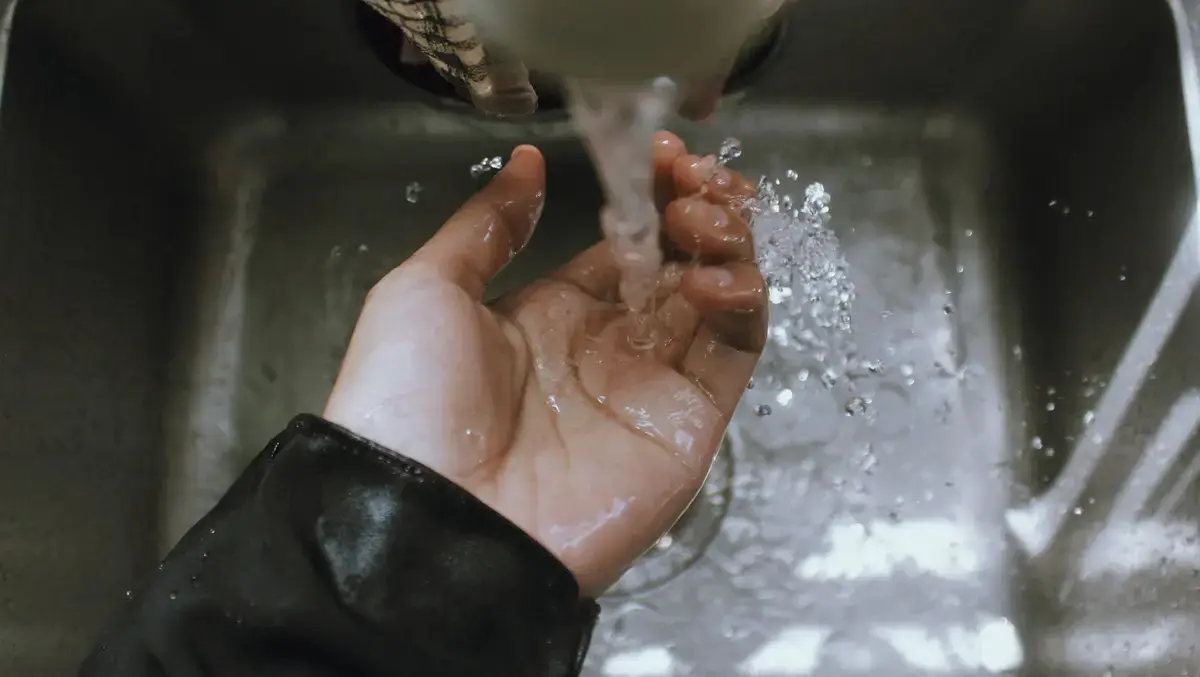 廚房水槽旁的水流與家用淨水情境