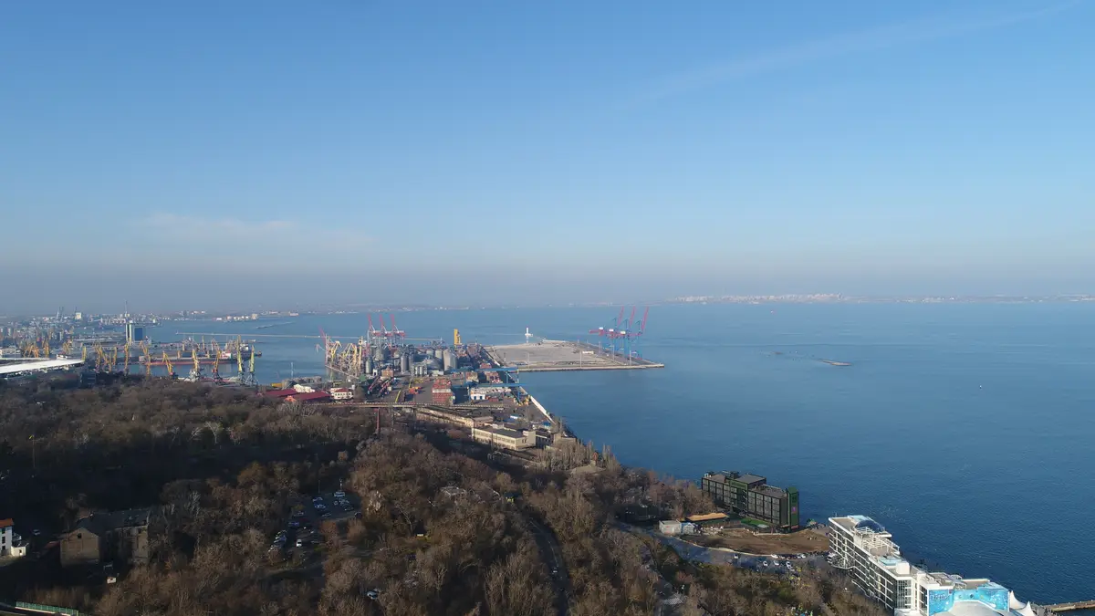 敖德薩港空拍示意，呈現黑海港口與航運場景