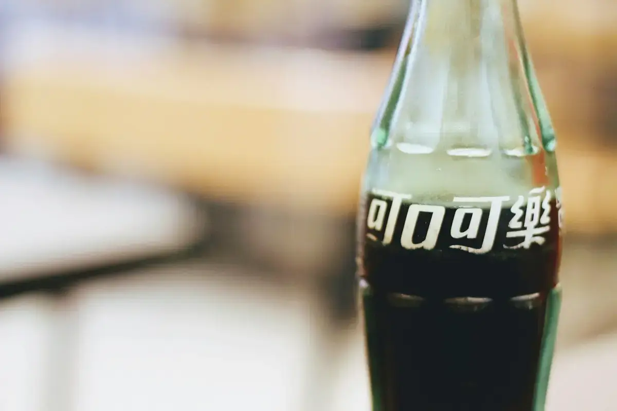 台灣早餐桌上放著一瓶冰涼碳酸飲料的生活場景示意圖