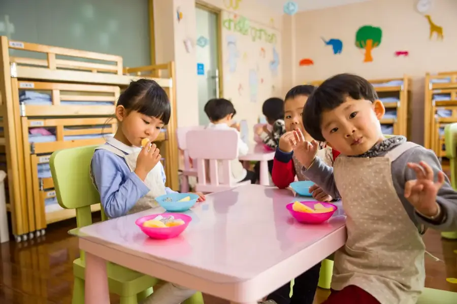 幼兒在教室餐桌用餐的校園午餐情境