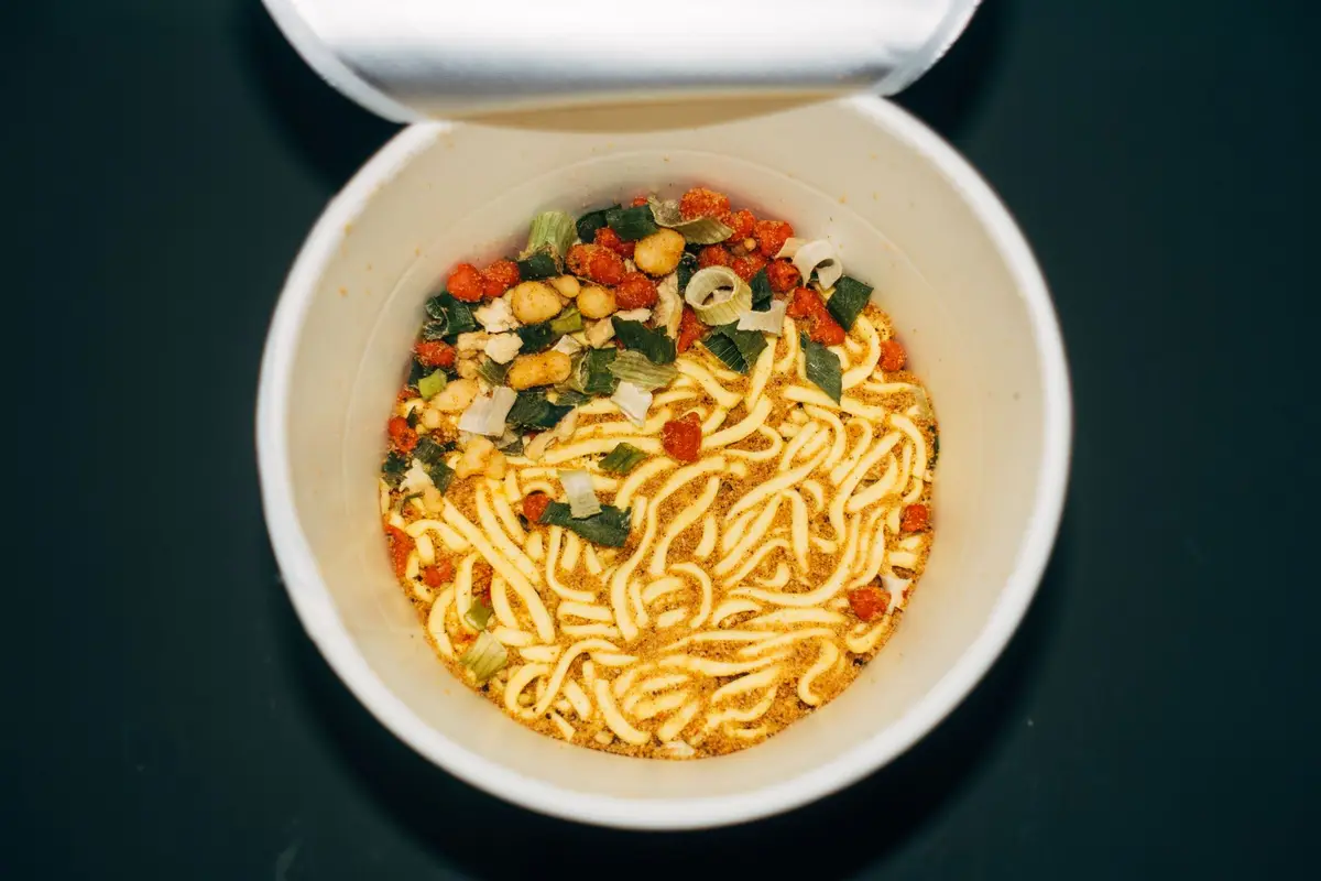 泡麵包裝與零食貨架示意圖