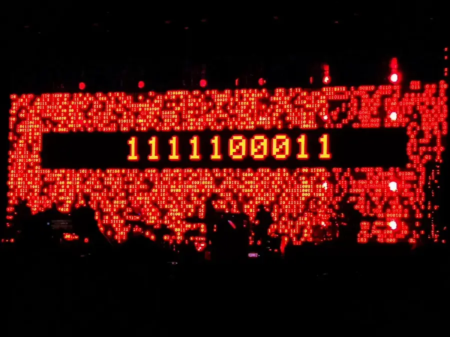 英國樂團Massive Attack現場演出畫面，舞台燈光與樂手剪影