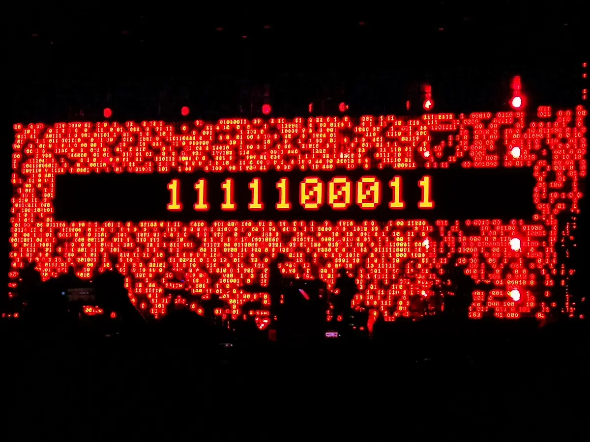 英國樂團Massive Attack現場演出畫面，舞台燈光與樂手剪影
