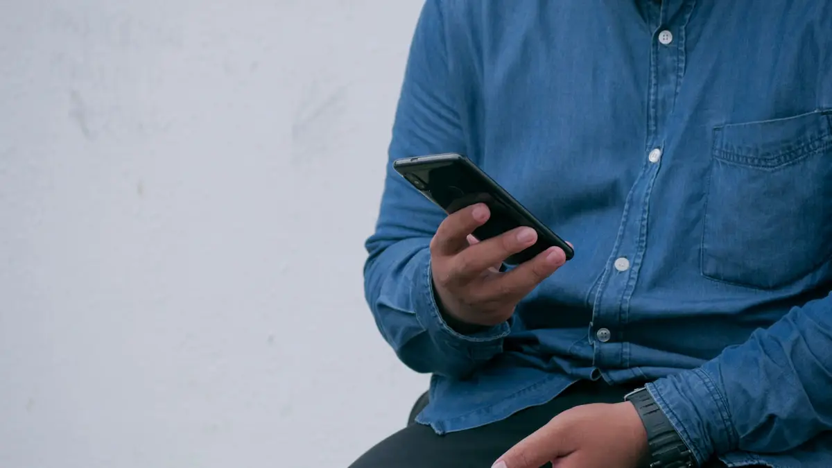 一名民眾皺眉查看手機畫面，象徵排查永豐 Apple Pay 綁卡問題