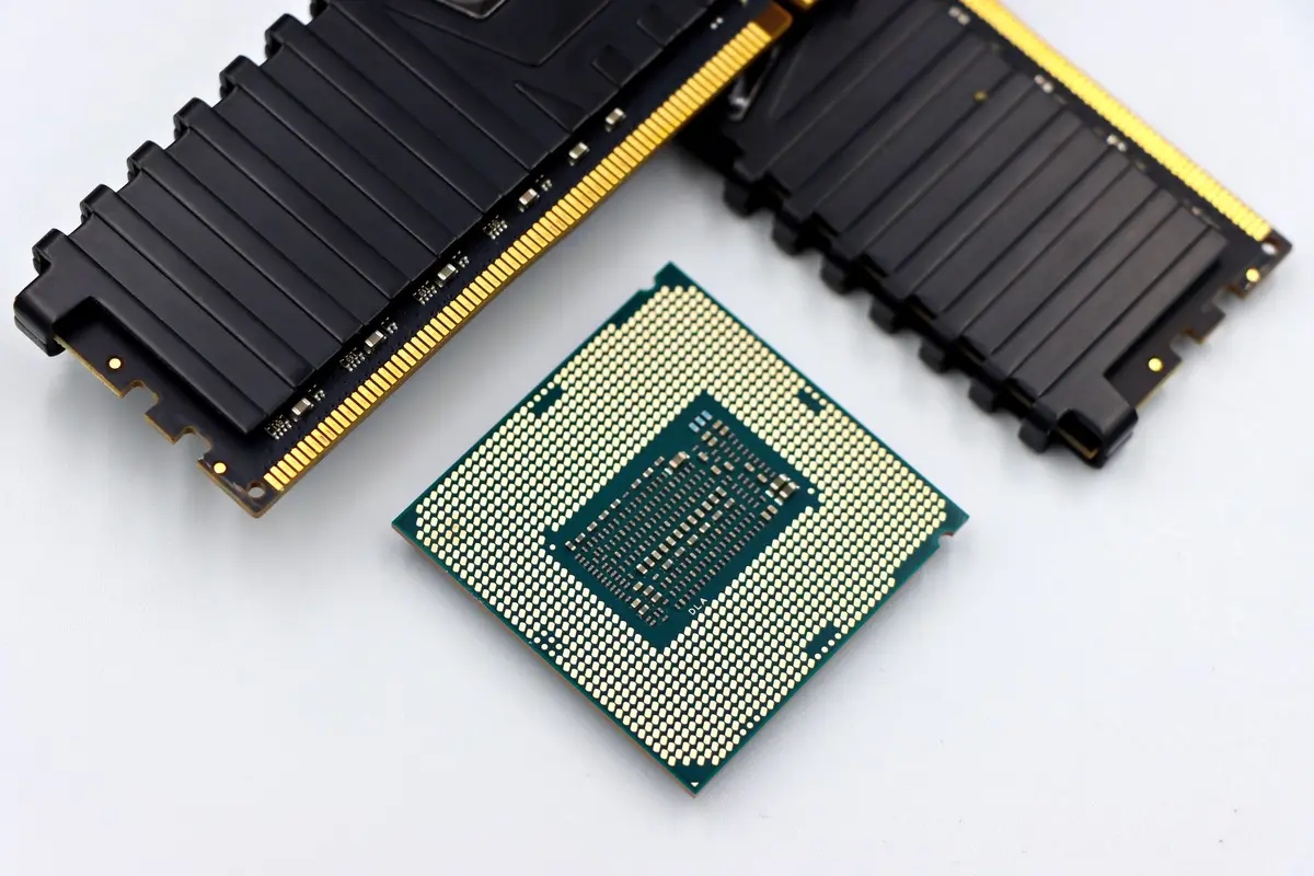 象徵 SK 海力士把資本壓上 HBM 先進封裝、將競爭戰線從晶圓拉到後段封測的示意